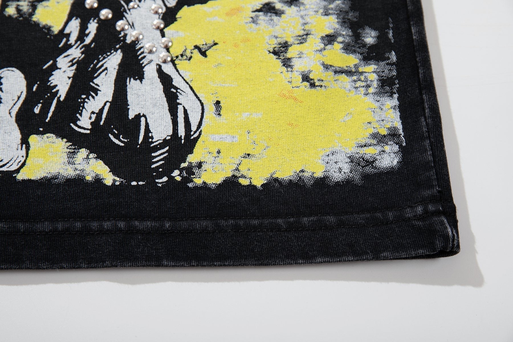 MAJESTIK Bulldog Graphic Short-Sleeve T-Shirt ¡ª detail