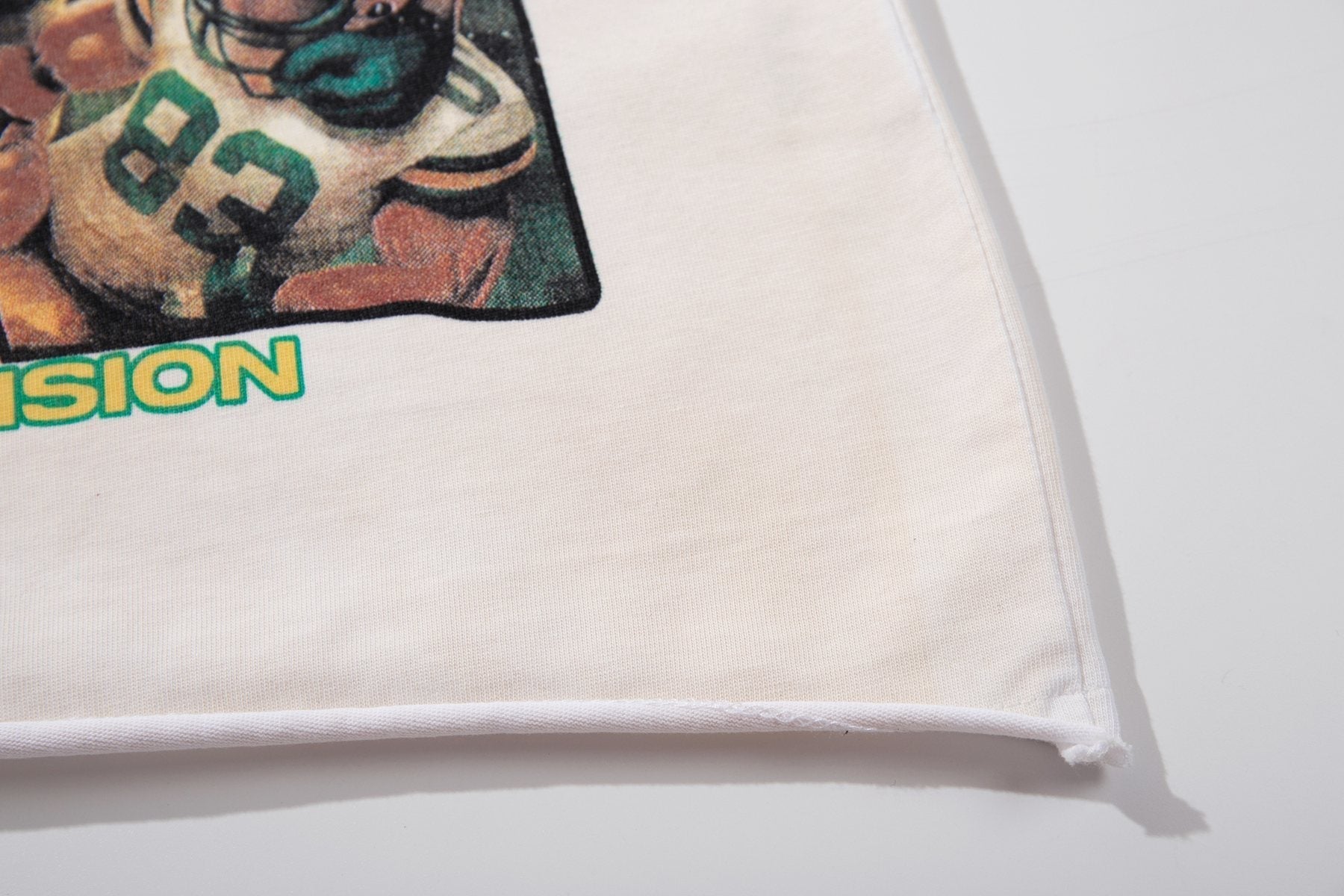 MAJESTIK Bulldog Football Graphic Short-Sleeve T-Shirt - White ¡ª detail
