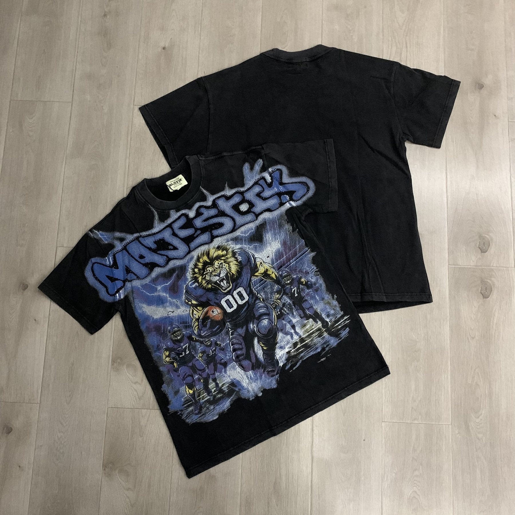 MAJESTIK Football Lion Graphic T-Shirt ¡ª context