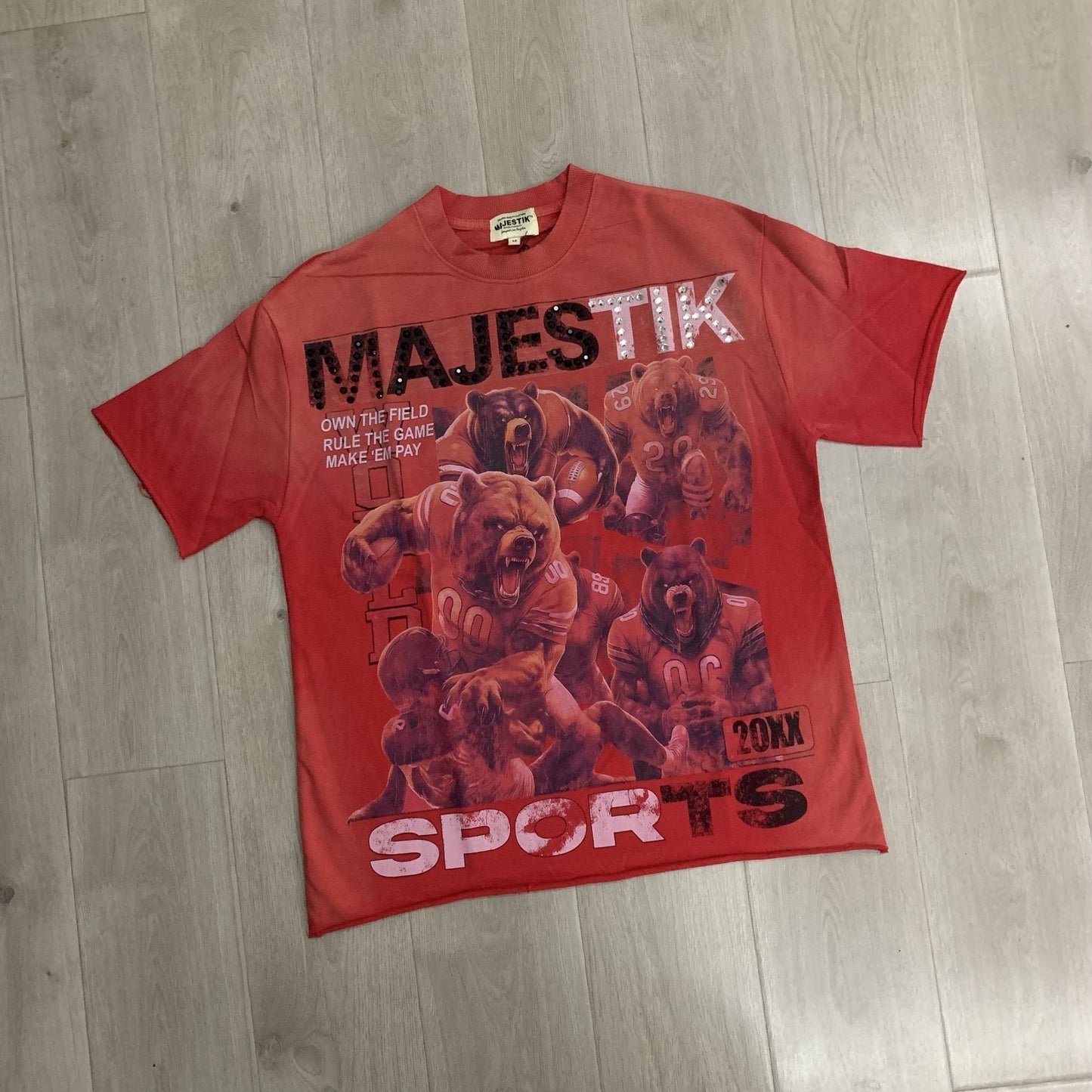 MAJESTIK Red Bear Football Graphic T-Shirt ¡ª front