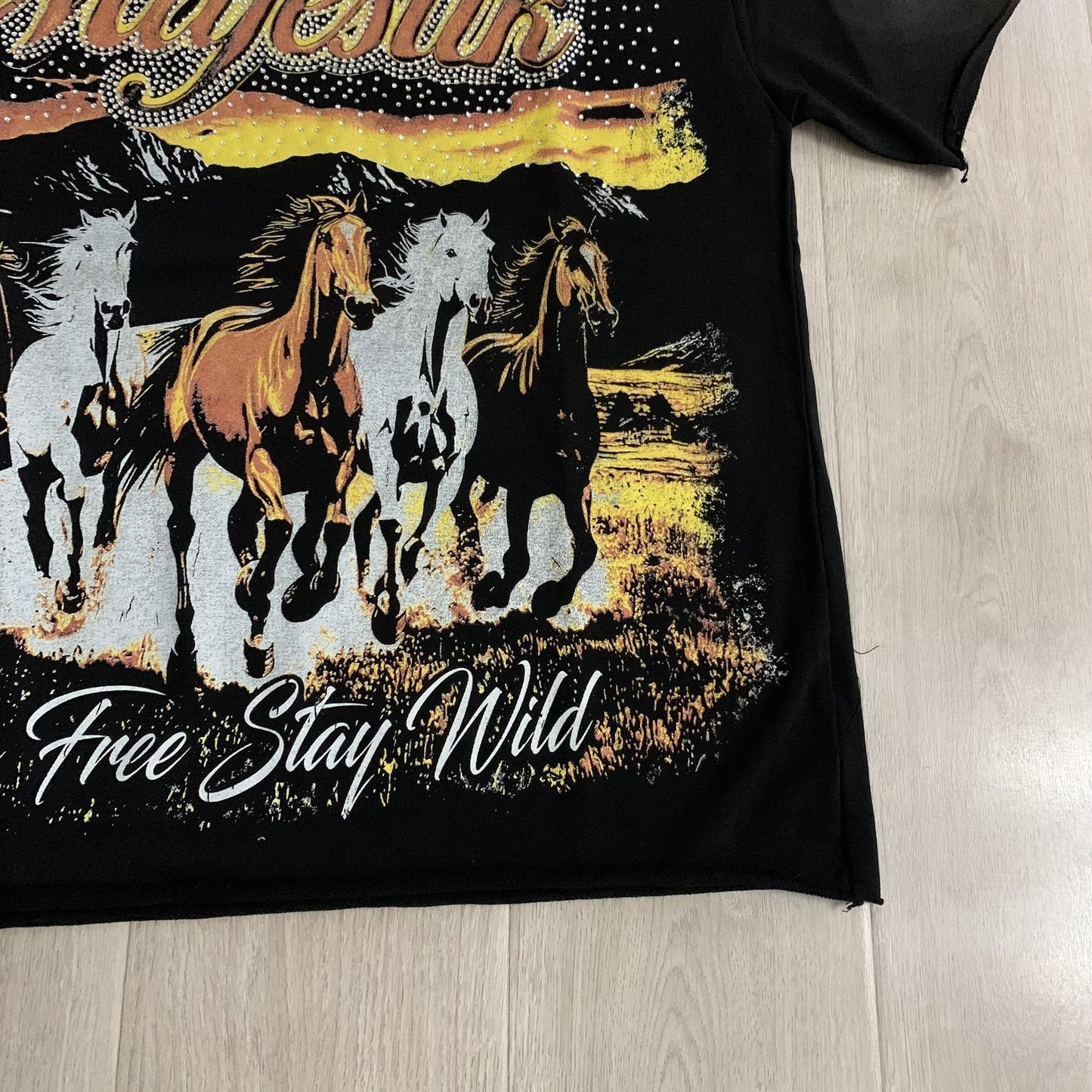 MAJESTIK Live Free Horse Graphic Short-Sleeve T-Shirt ¡ª detail