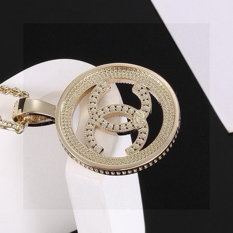 Chanel Pearl Round Gold 18K Gold Necklace